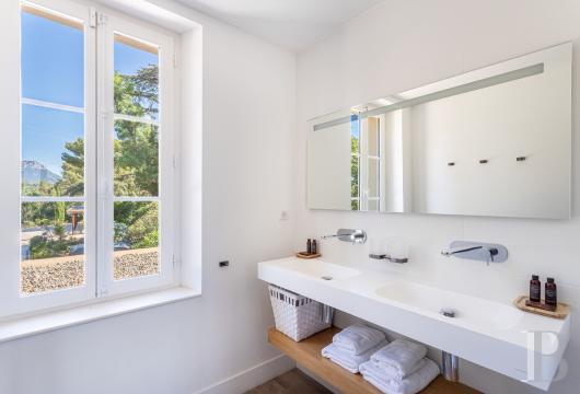 A renovated farmhouse surrounded by extensive grounds leading down to the sea, between Toulon and Hyères on the Var coast - photo  n°18